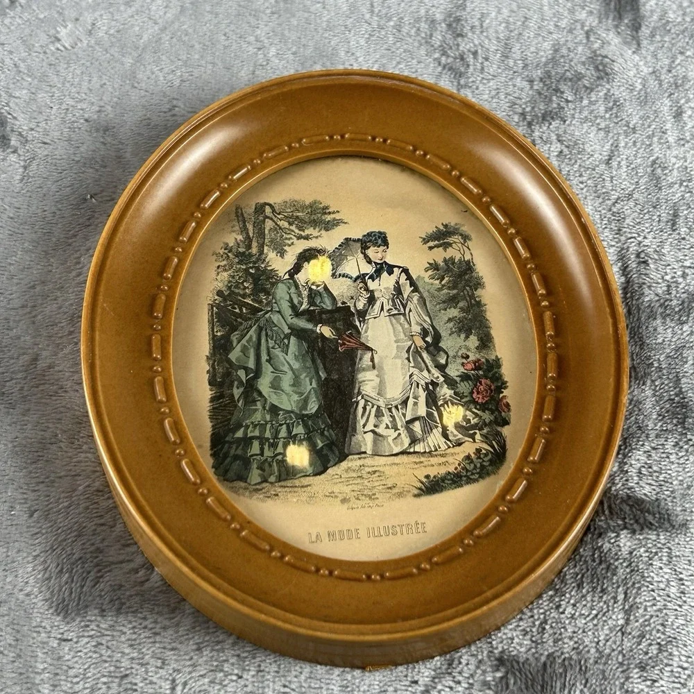 Vintage Oval Framed Le Mode Print Small Size Plastic Resin Frame 50s ? Retro